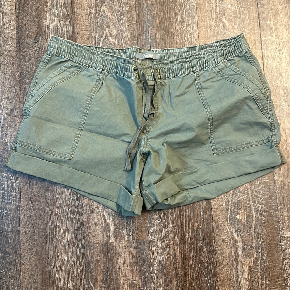 Light olive natural reflections size XL shorts like new